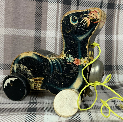 EARLY 1960s FISHER PRICE SUZI SEAL--MODERATE WEAR--