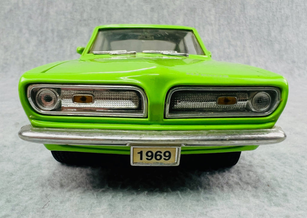 🔥Road Model Signature Cars 1969 Plymouth Barracuda 383 1:18 Die Cast Lime Green