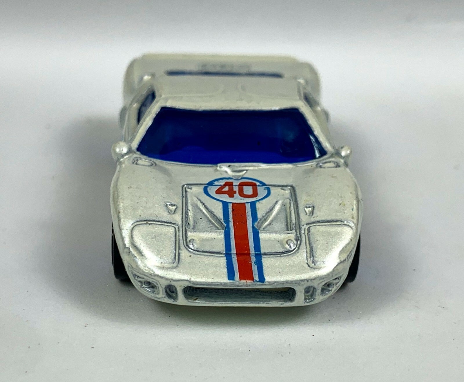 🔥HOT WHEELS FORD GT40 SUPER CAR WHITE w/ BLUE WINDOWS & ANODIZED WHEEL RARE🔥
