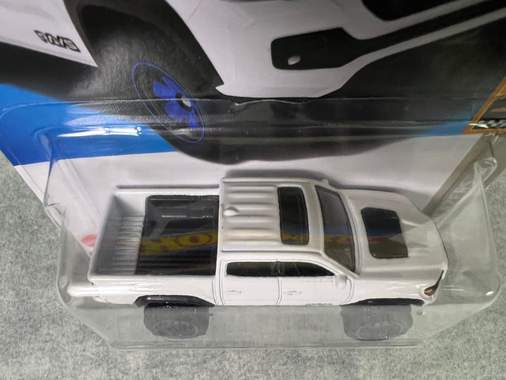 🔥🔥🔥Hot Wheels '20 Toyota Tacoma White w/Blue Rims HW Baja Blazers HW21🔥🔥🔥